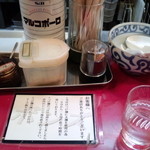 つけ麺 ボンズ - 卓上には魚粉、コショウ、一味が置いてありました。