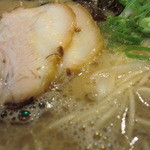 麺屋 嵐 - トロトロのチャーシュー、泡立つスープ、細麺