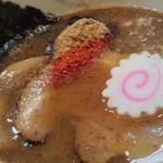 つけ麺 ボンズ - 質実剛健なﾍﾞｰｽｽｰﾌﾟに魚粉の優雅で晴れやかな旨味がﾗｲﾄﾞｵﾝ！