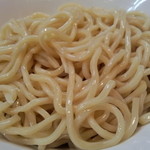 中太麺で、ほぼｽﾄﾚｰﾄだがﾁｮｲと緩やかなｳｪｰﾌﾞも入った多加水麺