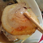 つけ麺 ボンズ - ﾁｬｰｼｭｰは豚ﾊﾞﾗ巻肉で、炙りが入って香ばしい。