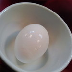 つけ麺 ボンズ - 「生玉子」+50円をﾄｯﾋﾟﾝｸﾞしたが、別皿でｻｰﾌﾞして貰った