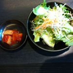 Yakiniku Hausu Senju - 選べるランチセットのサラダ＆キムチ