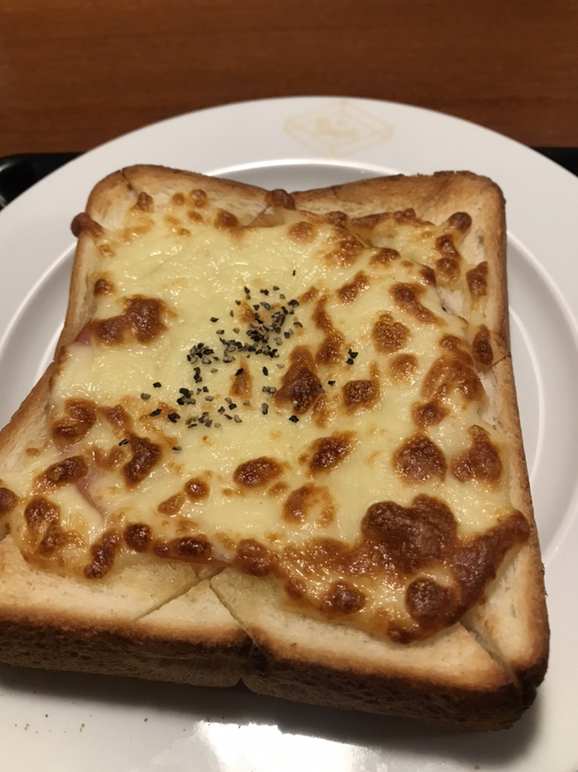 Ｂモーニング６００円。ハム、チーズ、パンがマッチした、美味しいトーストです(^｡^)。ドリンク付きでこのお値段は、場所を考えるとお得だと思います(^｡^)