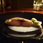 蒼 - 南紀串本・潮崎鮮魚店　「神経〆天然縞鯵の藁焼き」　　大きいきれいな切り身、美しい。しっとりと甘く、変に脂っぽく無いところが大好きです。少し酸味のあるドレッシングのようなソースが良く合ます。