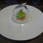 レストラン ラ・フロレゾン・ドゥ・タケウチ - ～LA CREVETTE ET CRABE～ニューカレドニア産天使の海老とズワイ蟹のコンプレッション カラマンシーヴィネガーとバニラの香り シャインマスカットのラメルとマイクロリーフを添えて