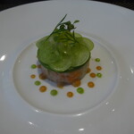 レストラン ラ・フロレゾン・ドゥ・タケウチ - ～LA CREVETTE ET CRABE～ニューカレドニア産天使の海老とズワイ蟹のコンプレッション カラマンシーヴィネガーとバニラの香り シャインマスカットのラメルとマイクロリーフを添えて