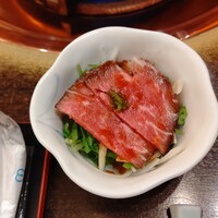 しゃぶ禅 渋谷店 - 前菜のローストビーフです。野菜と一緒に食べると、口の中に旨味が広がります。