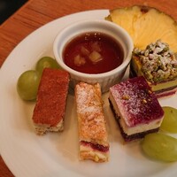 ザ・ループ ホテルアゴーラ大阪守口 - ピスタチオとベリーのケーキはこの最初だけ。次に取りに行くと違うケーキに変わってました。