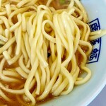 広豚麺改 - 丸山製麺(株)の麺は太めの平打ち。