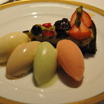 アピシウス - アイス２種、シャーベット２種、ケーキ