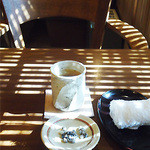 紫野和久傳 - 冷たいお茶とおしぼり。