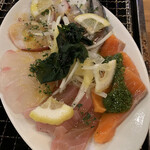 魚貝バル HAMAJIRUSHI - 本日のカルパッチョ5種盛り@980