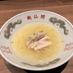 桃仙閣 - 蒸し鶏と葱の清湯麺