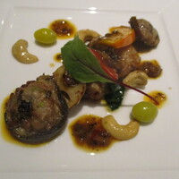 カントニーズ 燕 - 豚ロース肉、カシューナッツと季節野菜の炒め 椎茸肉詰め揚げ添え オリジナルVXOソース