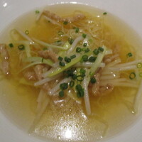 カントニーズ 燕 - 黄ニラ、もやしと大豆ミート細切り炒め入り　香港細麺スープヌードル