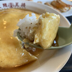 大阪王将 - 天津飯はふわふわ玉子にトロリとかかる醤油味の餡が絶妙。