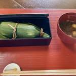 三春 - 「三春名物 笹巻きご飯」赤だし味噌汁付き
