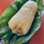 三春 - 笹をほどくと、棒状の餅米が