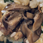 三春 - 餅米の中には、茨城の柔らかい美麗豚と大分のどんこ椎茸が驚くほど沢山入っています！