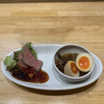 麺家 獅子丸 - 《ぜいたく盛り》《左》国産牛ローストビーフ & 《右》黒毛和牛煮込み、味付玉子