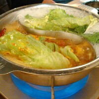 しゃぶしゃぶ・創作料理居酒屋 豚吟 栄店 - 鍋にレタス・イン！　しゃぶしゃぶしても良し、しばらくスープに浸しても良し！