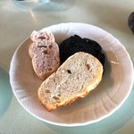 茨城レストラン　フェリチタ - マスタードのパン・胡桃のフォカッチャ・イカスミのパン