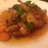 スンガリー 新宿東口本店 - ウズラの蒸し焼き。野趣有り、濃い味でおいしい。冬なので、脂ののった鴨肉のロースト、リンゴの甘いソース。