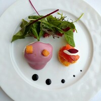 ジャルダン ポール・ボキューズ - 2種の前菜のサラダ　ボージョレー風ポーチドエッグとサーモンブリニ