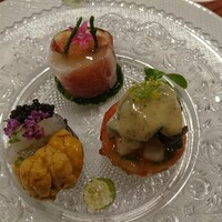 新門前 米村 - アミューズ３種。上のシーアスパラガスの角が生春巻。時計回りにトマトファルシ。イカ飯。