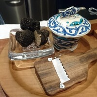 新門前 米村 - 最初から私の席に置いてあった黒トリュフ。