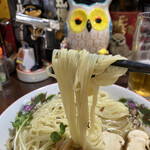 Fukurou - まずは昆布出汁に浸かった松茸風味ストレートを頂く！
                        麺リフト！ってこんな写真みんなのマネして撮って見たかったのだ(〃ω〃)
                        