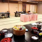 福寿荘 - 夕食会場はソーシャルディスタンス保たれてます