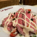 ラ・ベットラ・ダ・オチアイ - 黒毛和牛のローストビーフトンナートソース ルッコラサラダ添え