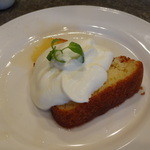 オシノ - (1)デザート、ラム酒漬けブリオッシュ＋ホイップクリーム