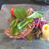 ビストロケンヂ - イタリア生サラミとゆで卵のサラダ