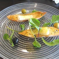 ビストロケンヂ - フランス産チーズのトーストオリーブ添え