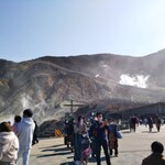 大涌谷くろたまご館 - もう人で一杯。中華語は少しだけ聞こえた。東南アジアの人が多かった @大涌谷