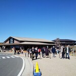 大涌谷くろたまご館 - 奥が「くろたまご館」。空いた瞬間を撮影でもこの人だかり @大涌谷