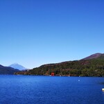 大涌谷くろたまご館 - 芦ノ湖。逆さ富士ポイント。右上の建物が大観山ロープウェイ駅