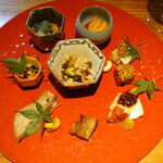 明道町中国菜 一星 - 前菜盛り合わせ：甘エビに舞茸、イクラ紹興酒漬けにウニ、蕪、揚げパンに海老の頭のチリソース、よだれ鶏、三元豚の叉焼、牛タン、あん肝、枝豆漬け、もずくクラゲ