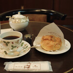 ウィーンの森 - 珈琲館ブレンド ¥450,シュークリーム¥160