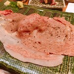 肉寿司 - 店名物のサシトロ