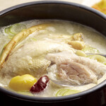 Koriya - 「参鶏湯」（サムゲタン）は鶏肉と漢方食材を使ったスープ。韓国では、参鶏湯で滋養をつけて暑い夏を乗りきるそうです。夏に飲むスープなんです。体を温めて、暑い夏に備えましょう。