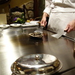 銀座うかい亭 - 鮑に軽く火を入れ、からから外す