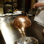 銀座うかい亭 - 鮑に軽く火を入れ、昆布の上で蒸す