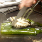 銀座うかい亭 - 殻から外した鮑、肝に火が入らないよう取る