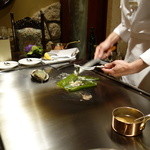 銀座うかい亭 - 殻から外した鮑、肝に火が入らないよう取る