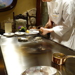 銀座うかい亭 - 鮑に火を入れて行く