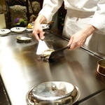 銀座うかい亭 - 鮑に火を入れて行く